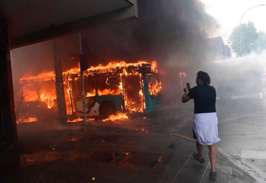 Así amaneció el metro de Chile tras las protestas contra el alza al pasaje