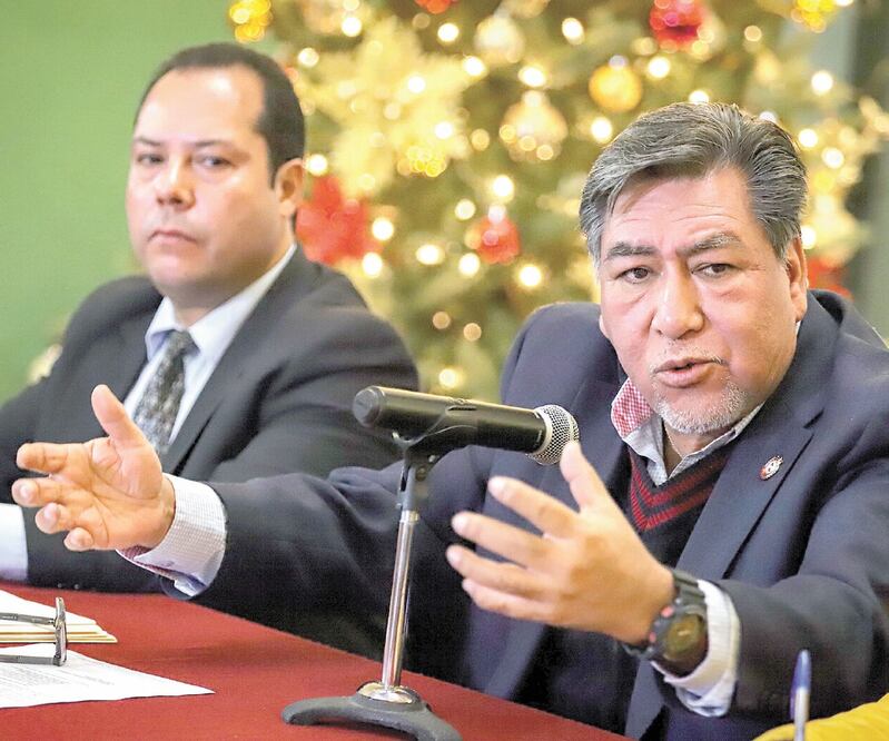 Manuel Acevedo, secretario general del sindicato del Servicio Postal Mexicano (der.), aseguró que confía en que el Presidente cumpla su palabra e impulse el oficio de los carteros. NOTIMEX 