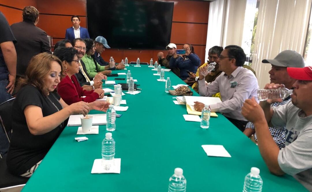 El coordinador deL PT, Reginaldo Sandoval recibió a una comisión de campesinos que protestan por la tala ilegal. Foto: Cortesía
