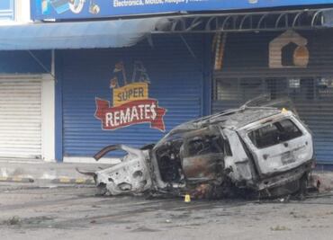 Pareja muere calcinada tras chocar su camioneta contra unidad estacionada y fachada en Culiacán