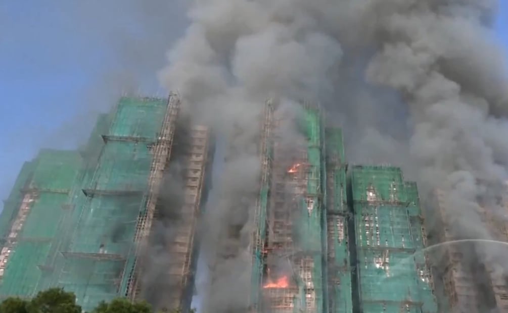 Las llamas devoraron los andamios de bambú de al menos tres bloques de apartamentos en Tai Po, un distrito del norte de Hong Kong. Foto: Tomada de video