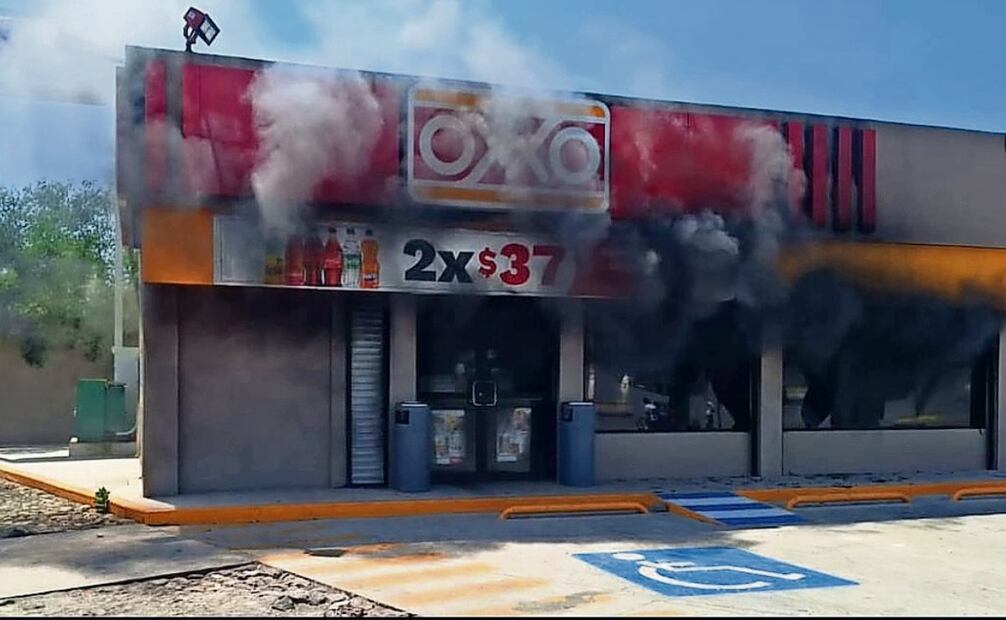Tras el incendio de varias tiendas de conveniencia, en Apatzingán y Uruapan cerraron los comercios y se suspendió el transporte público. (24/04/2025) Foto: Especial