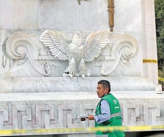 Vandalismo contra monumento artístico, en Hemiciclo a Júarez