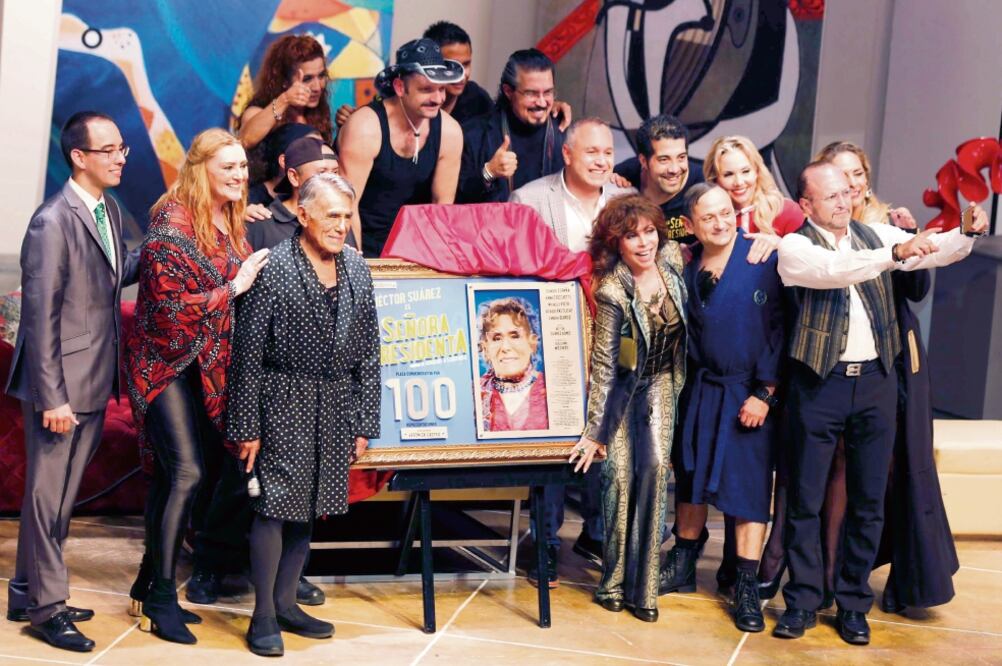 El elenco de la obra y Verónica Castro festejaron con una selfie durante la develación de la placa. (AGUSTIN SALINAS. EL UNIVERSAL)