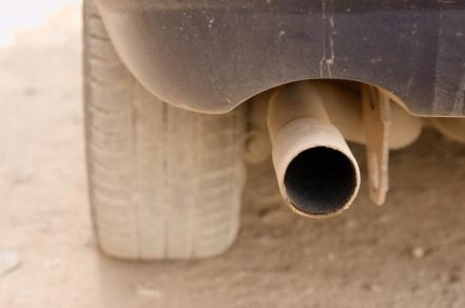 Revisa qué color de humo expide el escape de tu auto. Foto: Pixabay