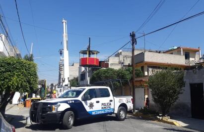 Tras hacerse viral en redes, retiran kiosco instalado en poste de CFE en Neza