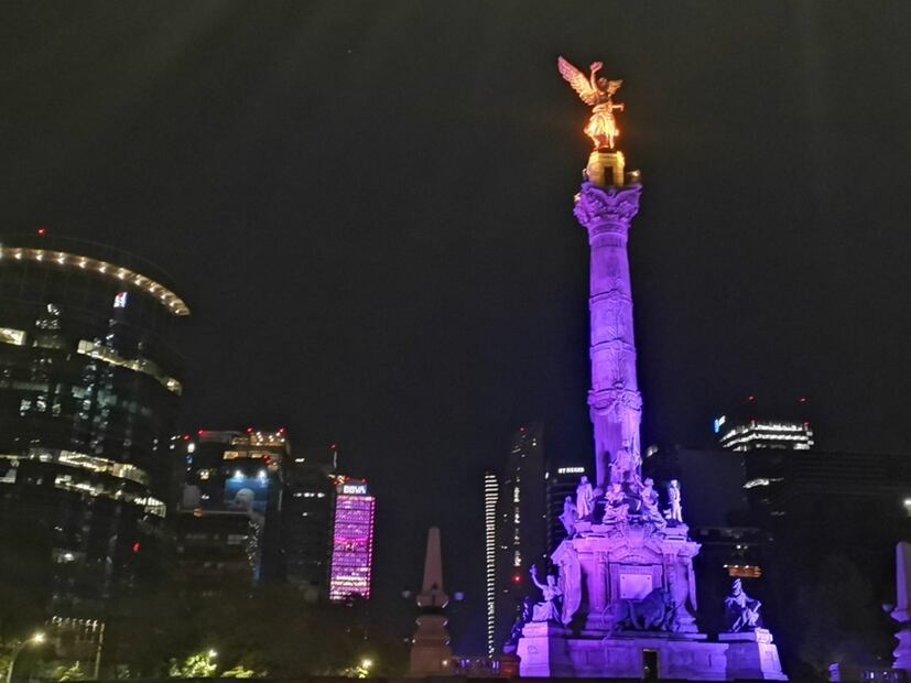 Iluminan monumentos y edificios en CDMX por el 8M. Foto: Eduardo Dina / EL UNIVERSAL