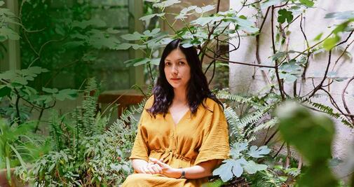 "Desde la infancia alojamos traumas y placeres”: una entrevista con la escritora Jazmina Barrera