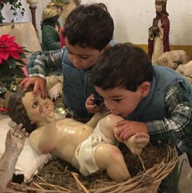 Bibi Gaytán comparte tierna foto navideña de sus mellizos