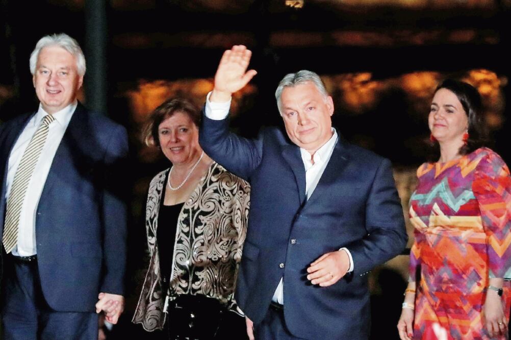 Celebración. El primer ministro húngaro, Viktor Orban, celebró anoche con sus simpatizantes al conocer su triunfo en las elecciones. Foto: BERNADETT SZABO. REUTERS