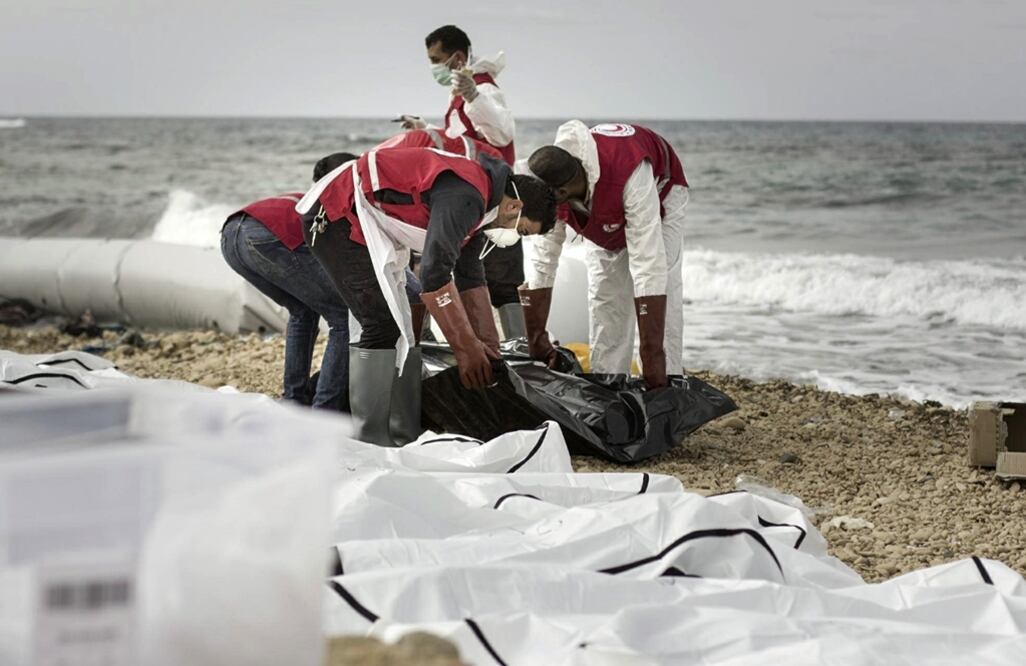 Los cuerpos de decenas de personas, probablemente migrantes africanos, aparecieron en la orilla de la ciudad de Zawiya, en la costa mediterránea occidental libia, dijo la Media Luna Roja del país.