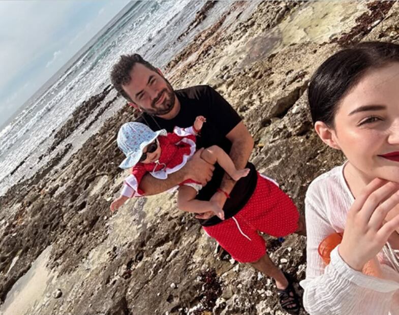 José Eduardo Derbez y Paola Dalay con su hija Tessa por primera vez en la playa.