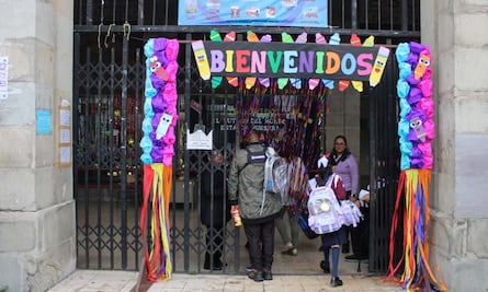 Regreso a clases; estudiantes llegan a las aulas entre lluvia, alegría, música, disfraces y silbatos de policía