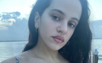 Rosalía impacta a sus seguidores con bikini multicolor y botas altas