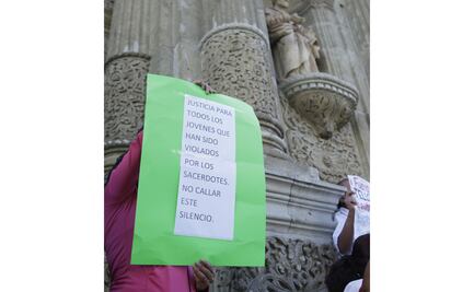 Protestan contra Arzobispo de Oaxaca y exigen su salida