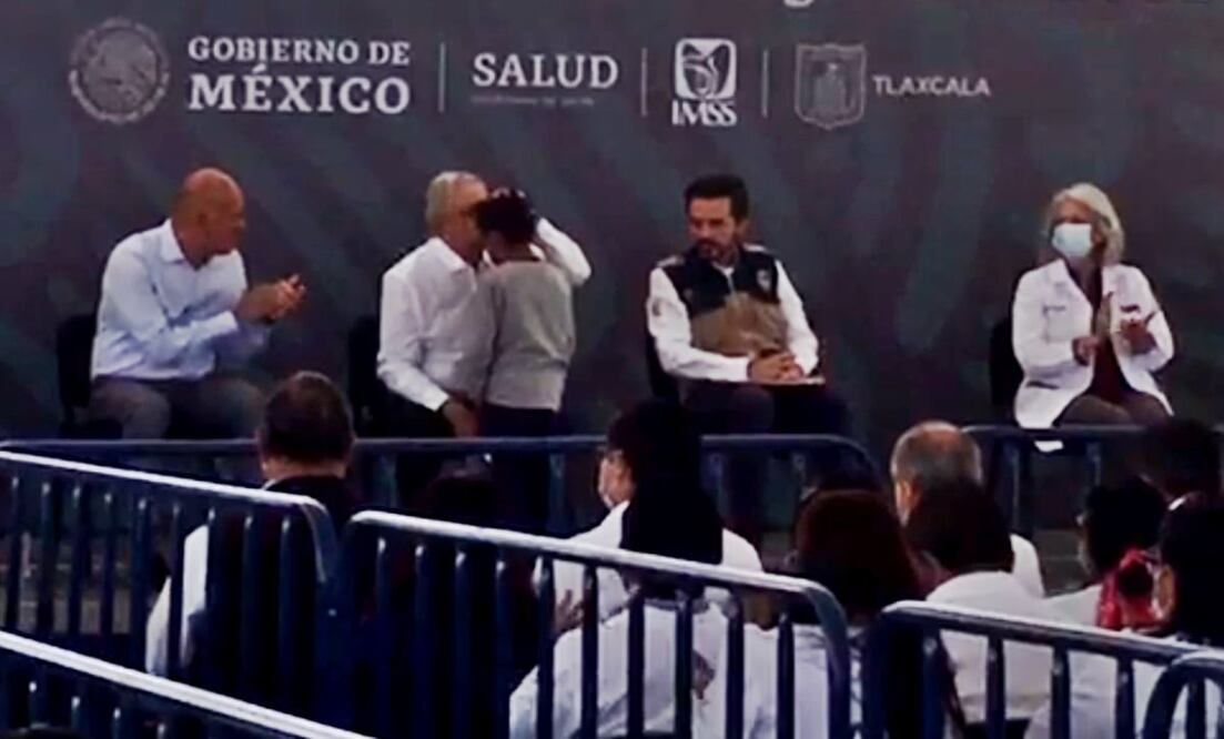 Tras escuchar sus peticiones, el presidente López Obrador le dio un beso en la frente al menor. Foto: especial