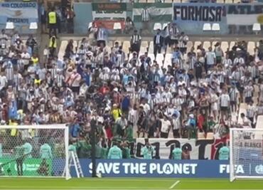 VIDEO: Se enfrentaron aficionados argentinos y mexicanos en el Estadio Lusail
