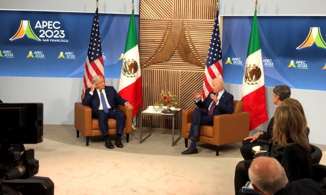 El presidente de México Andrés Manuel López Obrador y su homólogo de Estados Unidos, Joe Biden, sostienen una reunión bilateral en el marco de la Cumbre de líderes APEC 2023. Foto: Archivo/ EL UNIVERSAL