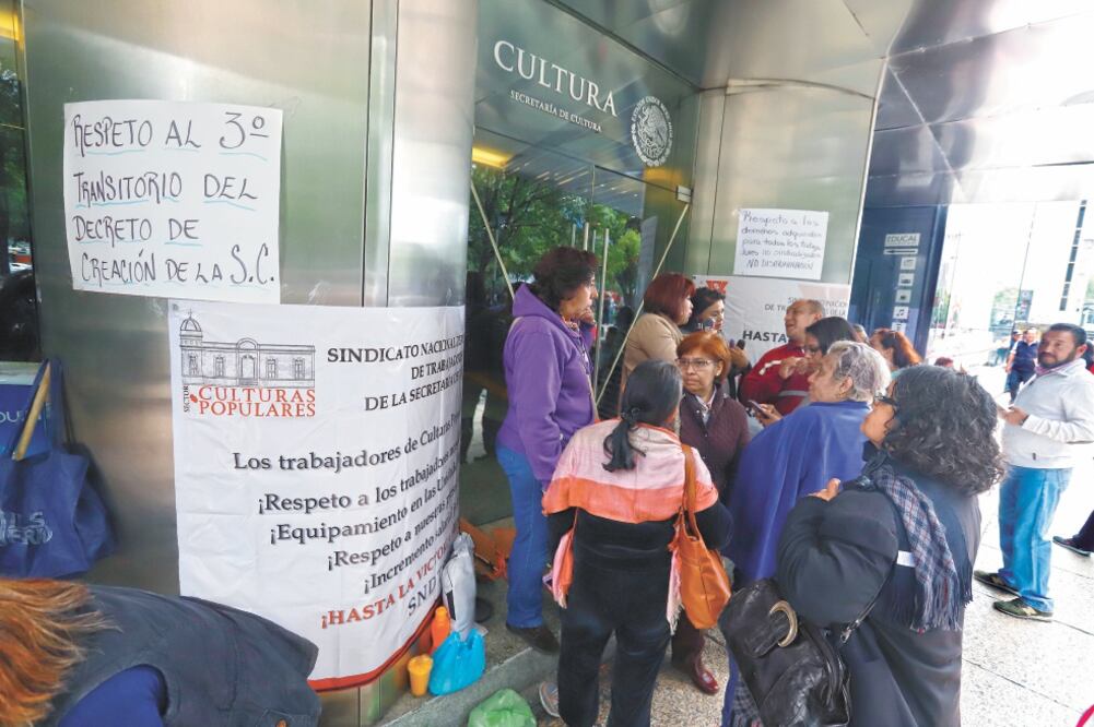 Integrantes del Sindicato Nacional Democrático de Trabajadores de la Secretaría de Cultura durante la jornada de ayer en las oficinas de la dependencia en Reforma 175. Foto/ BERENICE FREGOSO. EL UNIVERSAL
