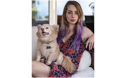 YosStop rompe en llanto al saber que su perrito la está esperando 