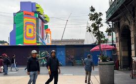 Mundial 2026 CDMX: Cerco en Centro Histórico afecta movilidad de turistas nacionales y extranjeros; caminan largas distancias para llegar a hoteles