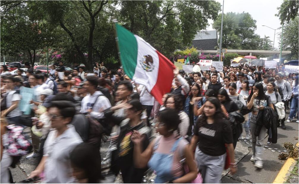 Estudiantes de la UNAM protestas contra la reforma judicial, trabajadores en paro se únen al contingente. Foto: Gabriel Pano/EL UNIVERSAL