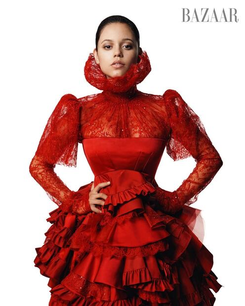 El vestido de Alexander McQueen es el más destacado de la sesión. Foto: Especial. Harper's Bazaar (Willy Vanderperre)