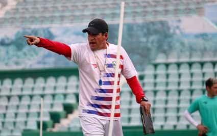 Auxiliar de Maradona, con marca perfecta 