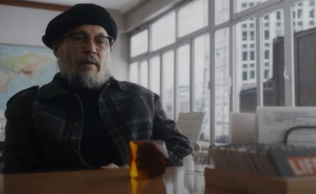 Johnny Depp se convirtió en un viejo fotógrafo, así fue su transformación 