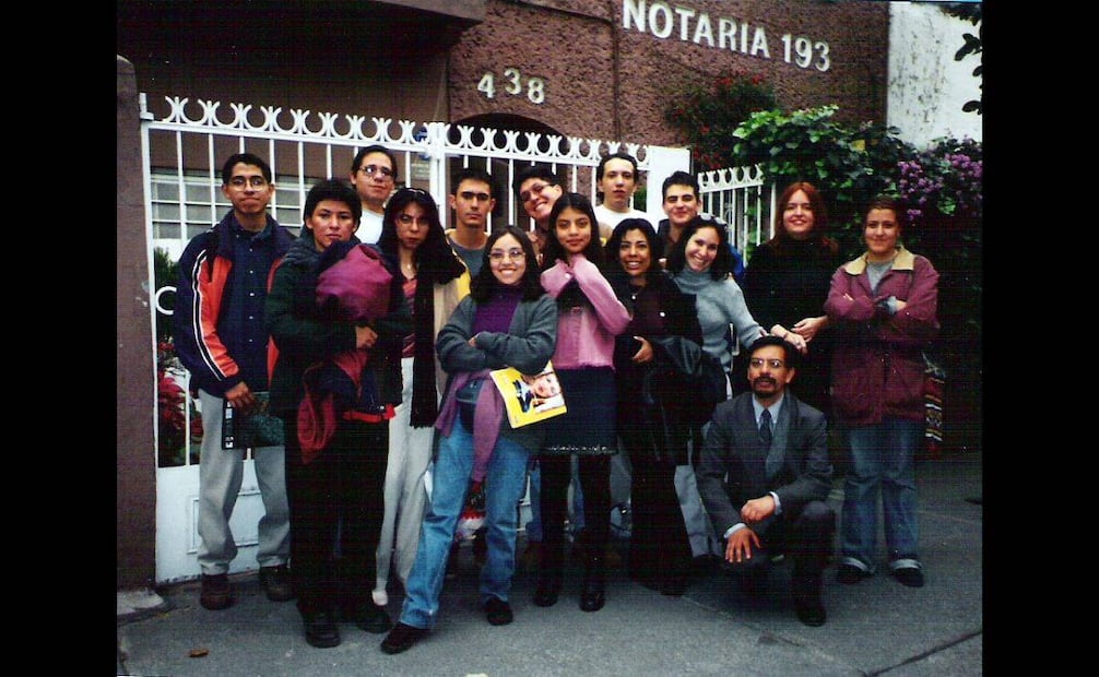 Los lectores de Tolkien capitalinos constituyeron su asociación civil en diciembre de 2001. Tras terminar el trámite en la Notaria 193, capturaron el momento que para muchos marcó un parteaguas en su vida personal. Foto: Sociedad Tolkiendili de México A.C.