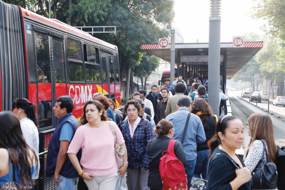 Autoridades capitalinas ha tomado las prevenciones necesarias con el reforzamiento de la seguridad en todas las estaciones del Metrobús, sobre todo en las horas pico. (ARCHIVO EL UNIVERSAL)