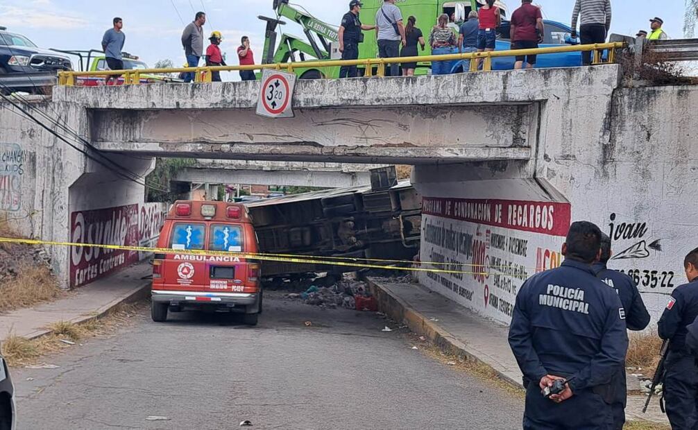 Los elementos de la Guardia Nacional solo habilitaron un carril para que pudieran pasar los vehículos. Foto: Especial