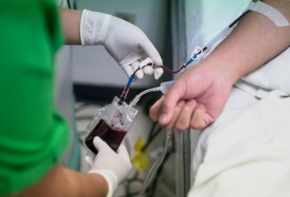 Donadores de plasma convaleciente asisten al Banco de Sangre del IMSS. Foto: El Universal, archivo