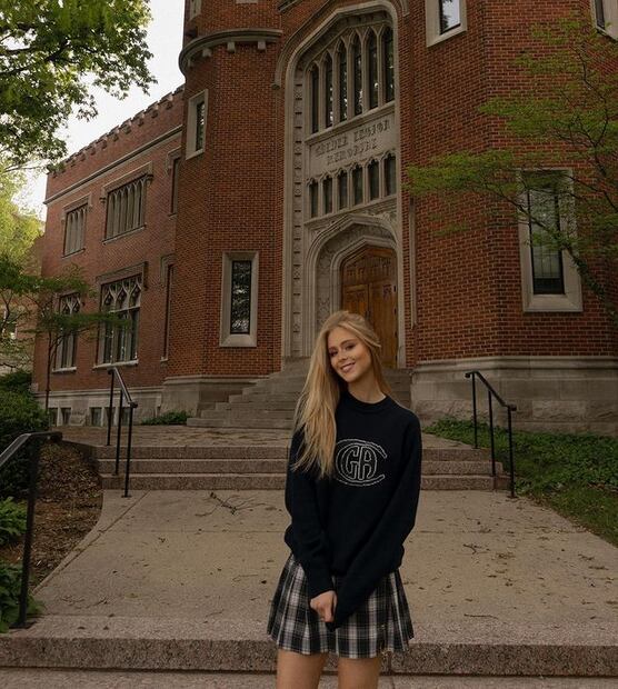 La joven actriz posó con un estilo colegiala, antes de ir a la universidad