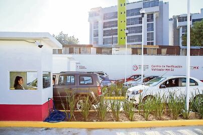 Revisan 1,466 autos en el primer día de verificación
