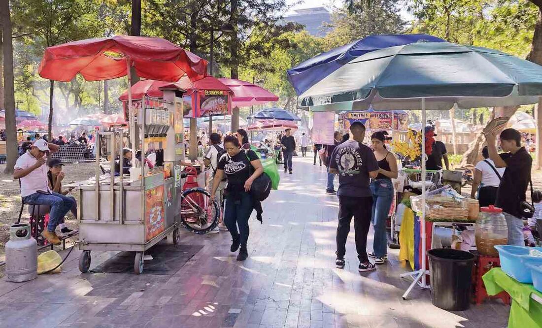 Los caminos internos del parque público están llenos de puestos de comida de ambulantes, lo que dificulta el paso peatonal. Foto: Osmar Alvarado / EL UNIVERSAL