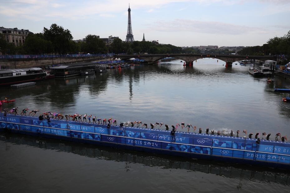 La triatetas se lanzan al río Sena para disputar la primera etapa de la prueba de triatlón femenino de los Juegos Olímpicos de París - Foto: EFE