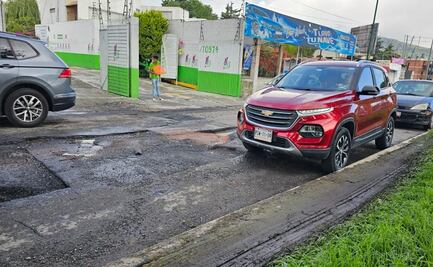 Bache en avenida Heróico Colegio Militar en Toluca causa asentamientos viales y daños a vehículos