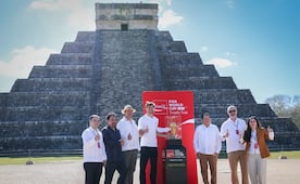 Joaquín Díaz Mena recibe trofeo de la Copa Mundial de la FIFA; “Yucatán está listo para recibir al mundo”, asegura