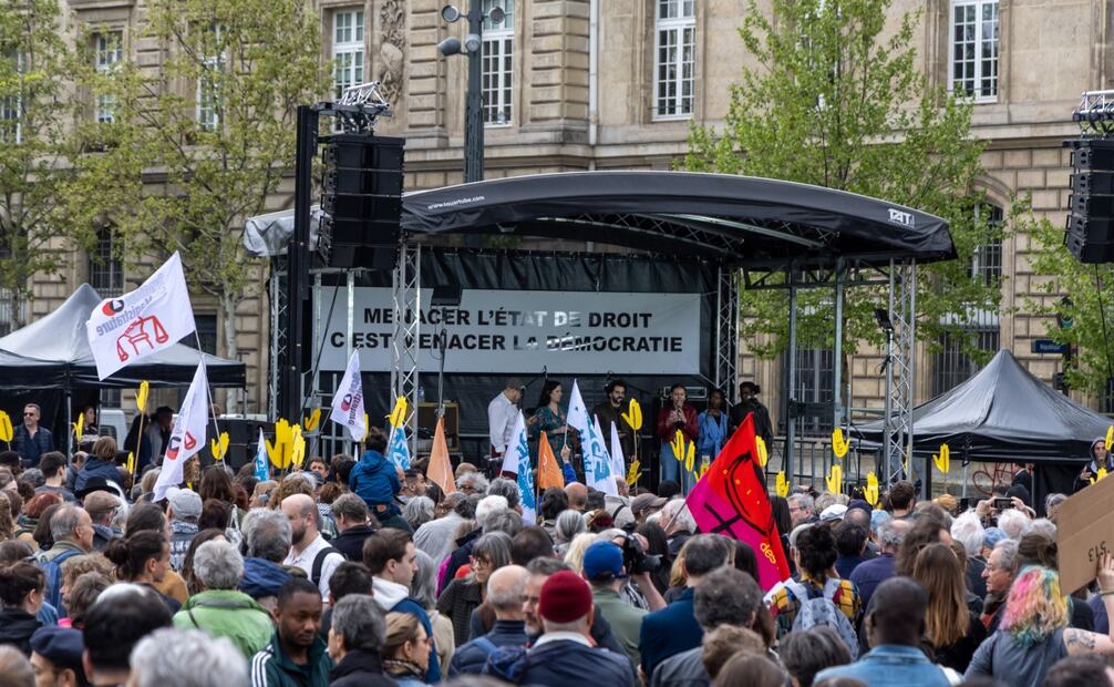 La gente se reúne durante una manifestación convocada por SOS Racismo y organizaciones francesas de derechos humanos para "defender el estado de derecho", en París, Francia, el 12 de abril de 2025. Foto: EFE