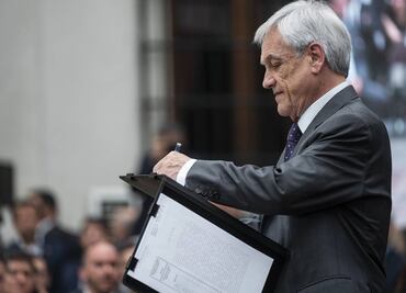 Piñera firma ley para convocar a plebiscito sobre nueva Constitución en Chile