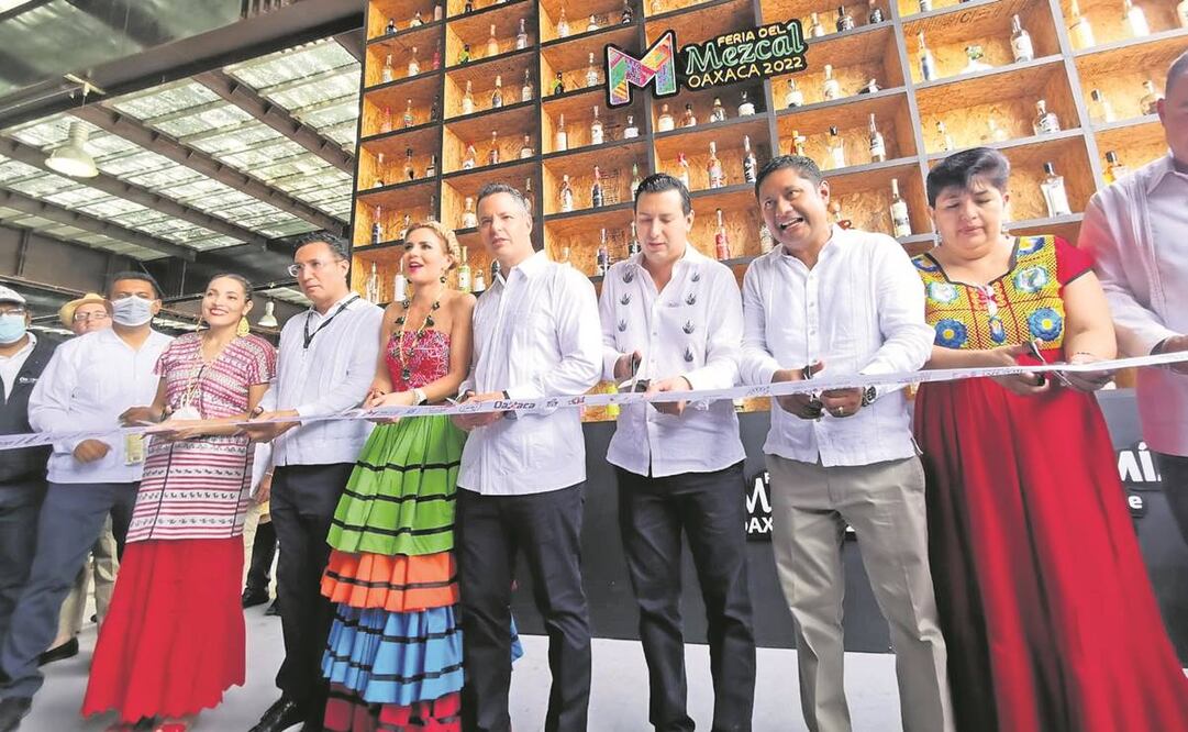 El gobernador inauguró la Feria del Mezcal 2022, la cual estará en el Centro Cultural y de Convenciones de Oaxaca hasta el 3 de agosto. Foto: Edwin Hernández/ EL UNIVERSAL