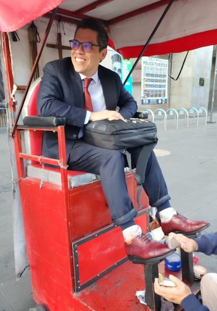 Francisco Quiroga, embajador de México en Alemania, aprovechó su vista a CDMX para bolearse los zapatos. Foto: X @BrunoBFigueroa