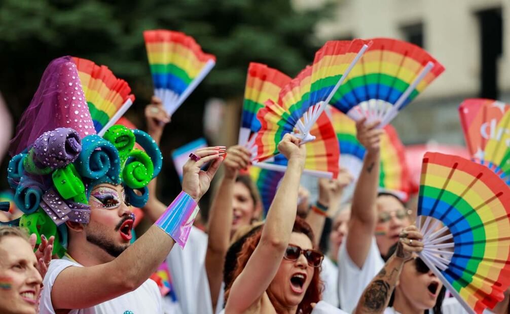 Personas participan en la Marcha del Orgullo. Foto: EFE
