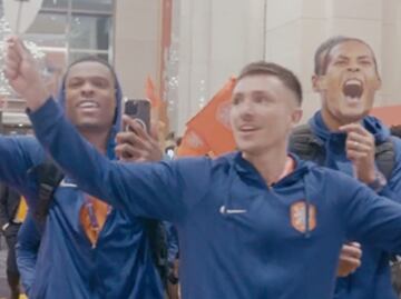 VIDEO: Jugadores de Países Bajos bailan el ‘Waka Waka’ para celebrar su pase a cuartos de final