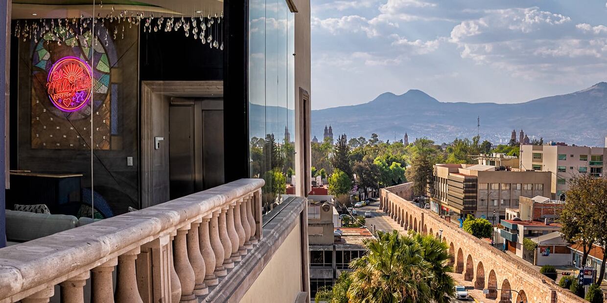 En la terraza del bar podrás tener una de las mejores vistas al acueducto de Morelia. Foto: Hotel & Spa Mansión Solís