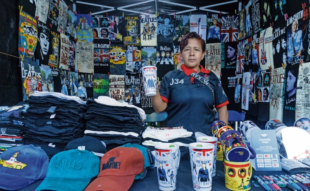 Los recuerdos que se vendían alrededor
del recinto fueron variados, entre ellos
había gorras, vasos, tazas y ropa. Foto: Yaretzy M Osnaya / EL UNIVERSAL