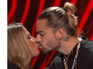 Maluma besa a la doctora Ana María Polo en premiación