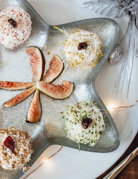 Trufas de queso con germinados y frutos secos para botanear