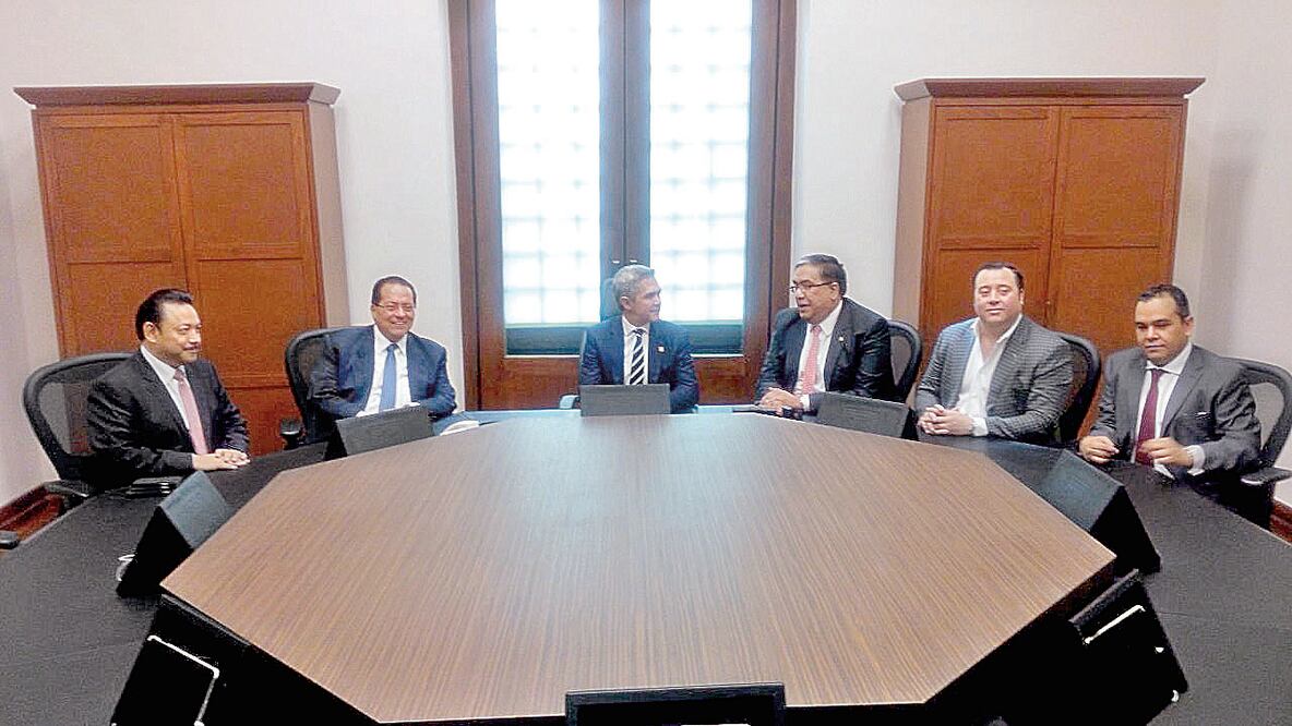Miguel Ángel Mancera (al centro), se reunió ayer con el líder del PRI-DF, Mauricio López (cuarto de izq. a der.) y priístas. Foto: ESPECIAL